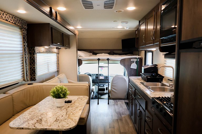 Autocaravana Clase C30 – La más completa para 6 personas de
