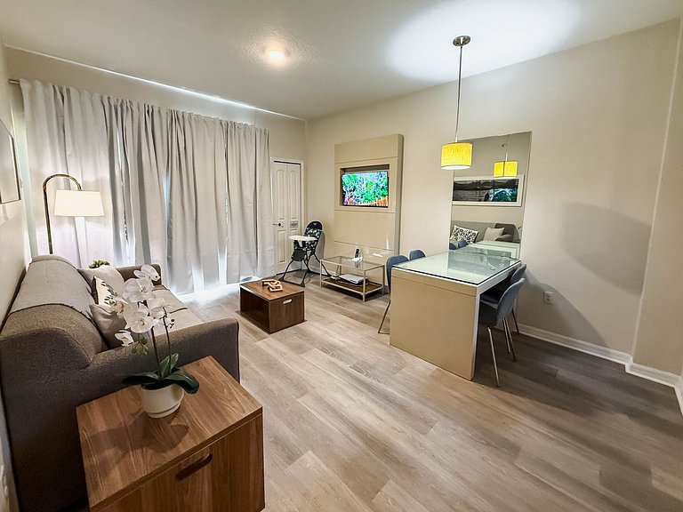 Modern Flat 4min from Universal – Up to 4 Guests