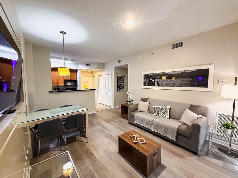 Modern Flat 4min from Universal – Up to 4 Guests